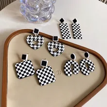 

Korean version personality retro geometric black and white checkerboard earrings female temperament exquisite earrings