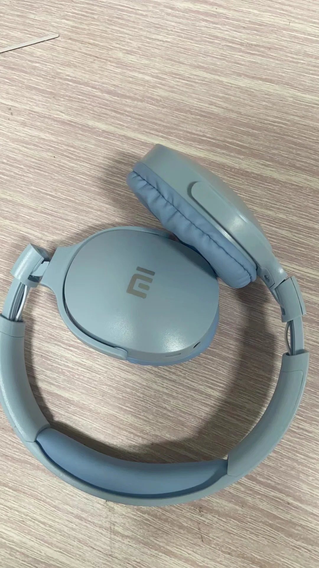 Fashionable Bluetooth wireless headphones, over-ear, deep bass, sports stereo, high fidelity, long battery life, universal photo review