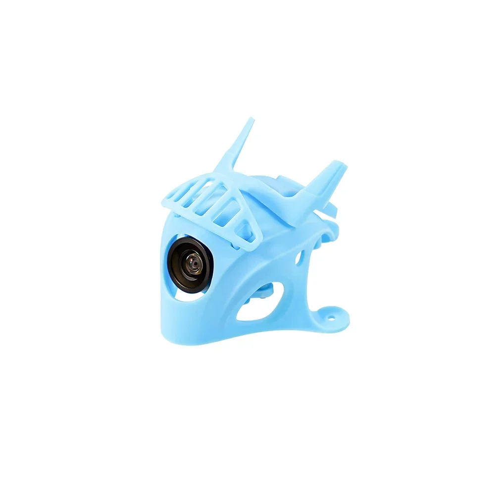 Pilote utilisant une télécommande pour contrôler le drone de course mini quadricoptère RC en extérieur