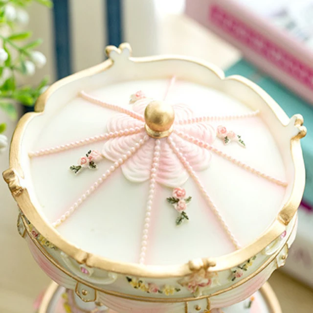 Luxus Carousel Clockwork Mechanizmus Retro Music Box Kid Led Könnyű Esküvői Kézműves Ajándékok Romantikus Gyanta Otthon Valentin -Napi Játékok