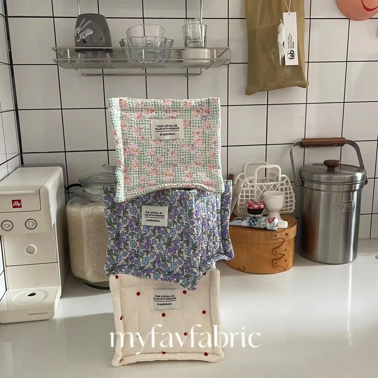

Ins blogger with floral polka dots quilted desktop storage box