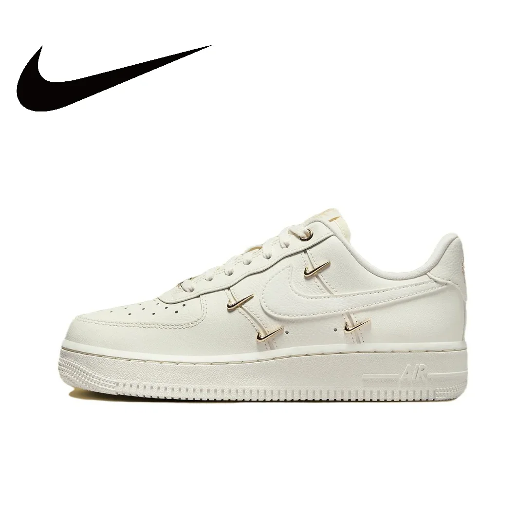 thumbnail image 1 of Zapatillas Nike originales Air Force 1 07 de caña baja, cómodas y casuales para exteriores, color negro, blanco y rojo, 1 of 5