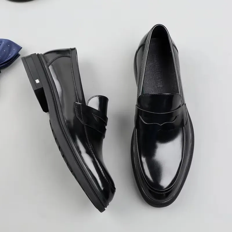 Patent leather pedal, leather loafers, cowhide men's shoes, business men's shoes. Thick bottom gloss