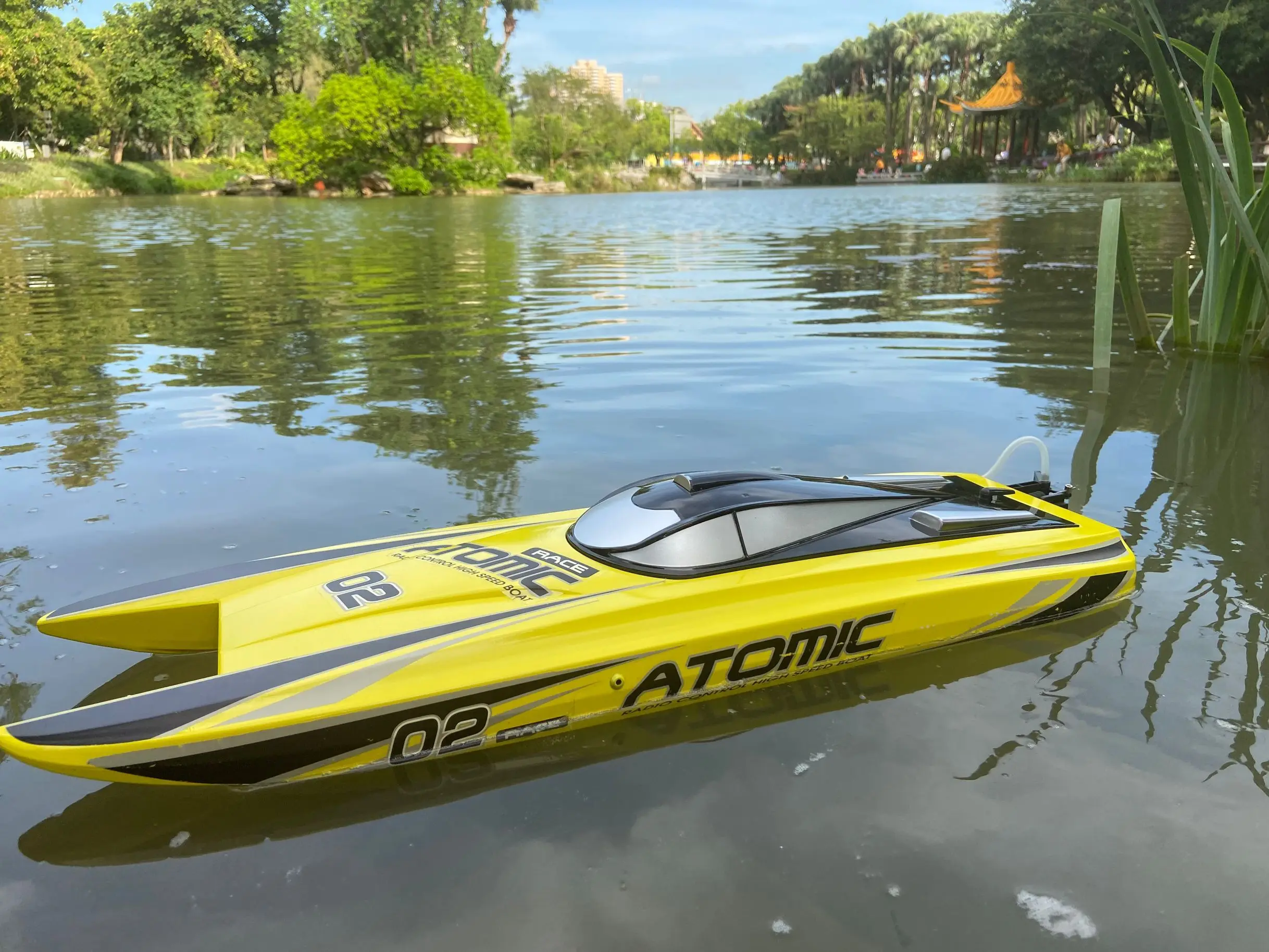 S011 27.5 Inch Remote Control Boat Speedboat for Hobby Adult Boys Racing RC Boat 65 km Wh (40.38 mph) Brushless Motor with 2 Lip 6