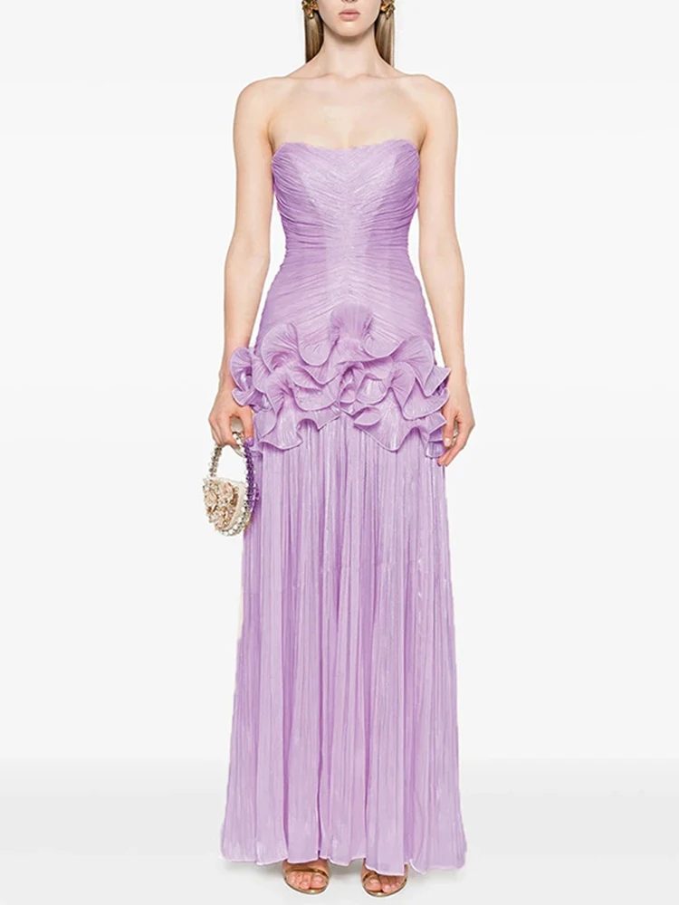 فستان ليلكي طويل بتصميم مكشوف الأكتاف وثنيات ناعمة