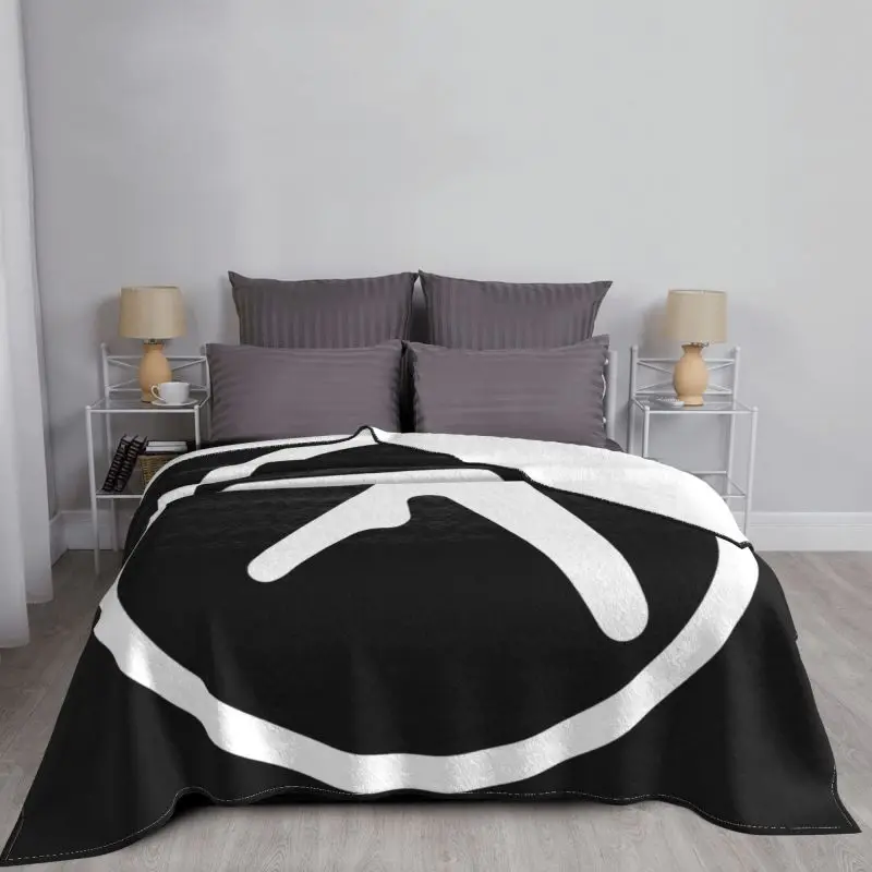 Aphex Ʈ�� �ΰ� ���, ���� ���� ħ��, ���� ����, ����� Ȩ ����