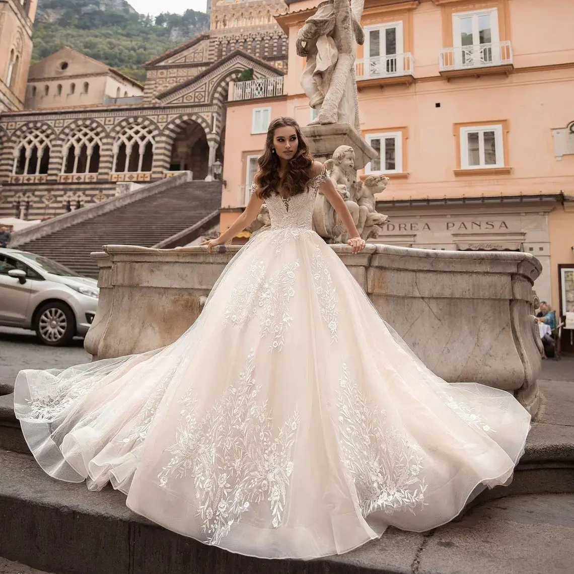 

Princess Ball Gowns Off the Shoulder Wedding Dresses with Cap Sleeve Bride Gown Open Back with Train Robe De Mariée