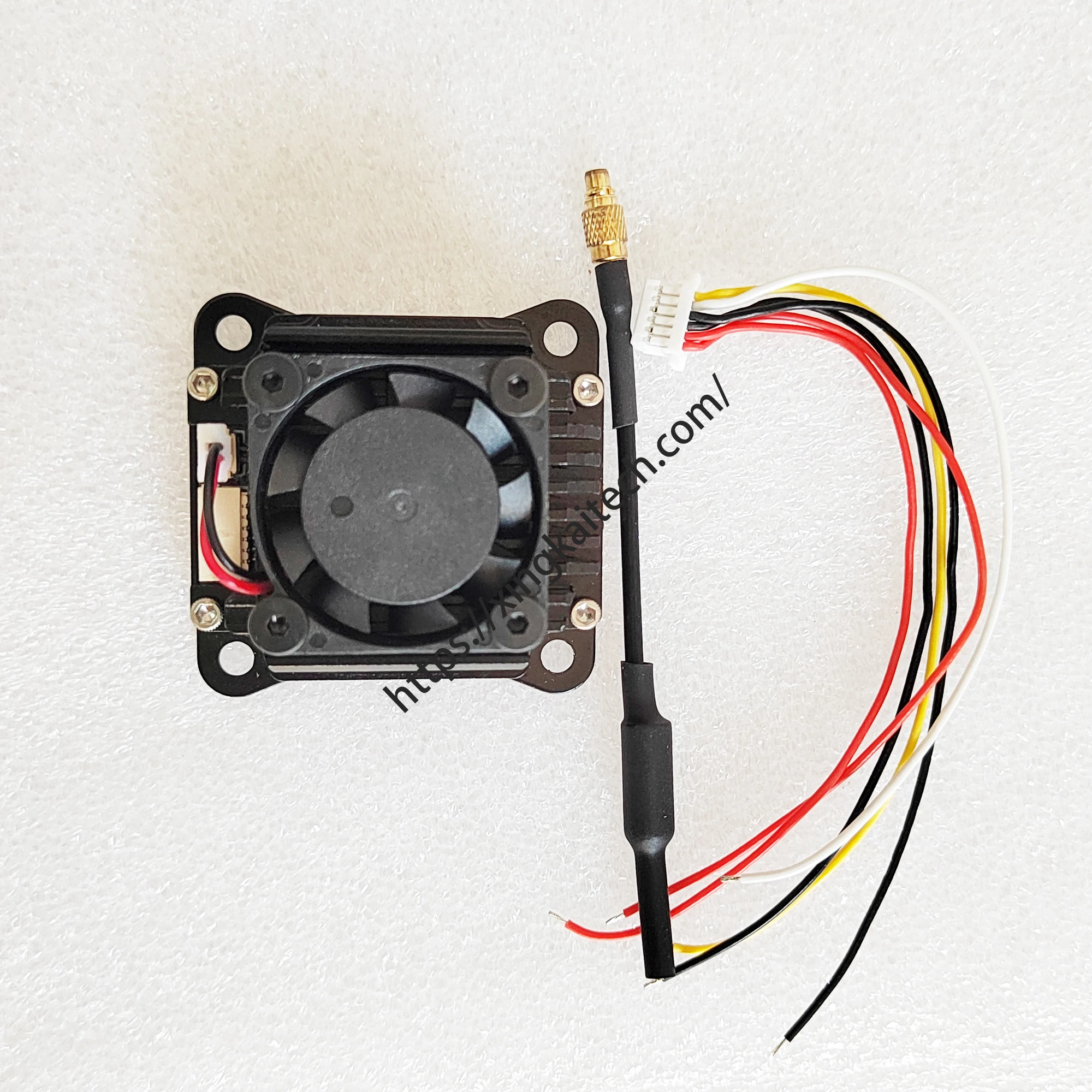 Récepteur vidéo FPV 3W avec antennes dépliées, prêt pour l'installation sur drone