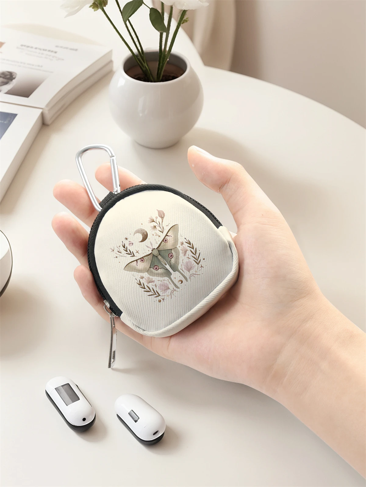 Moth pattern printed mini wallet, zipper change bag with hook clip, headphone key bag, suitable for men and women