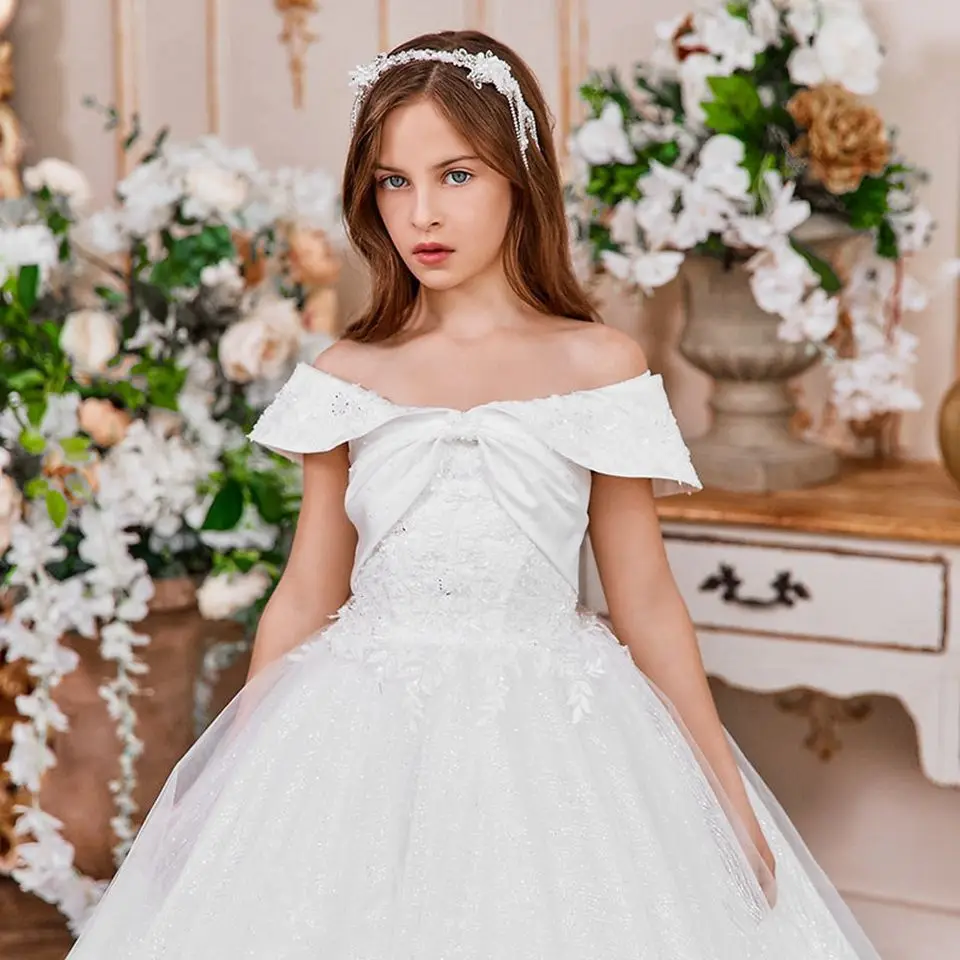 Maßgeschneiderte elegante weiße Blumenmädchenkleider für die Hochzeit 2026, Prinzessinnenkleider mit Spitzenapplikationen und Perlen, Festzugskleider für die Erstkommunion – Detail 5