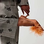 새로운 스타일 봄/여름 여성 해군 새틴 슬링 백 신발 지적 발가락 깃털 장식 새끼 고양이 힐 펌프 파티 드레스 신발