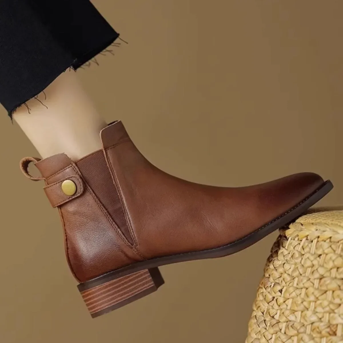 

Кожаные короткие ботинки, женские новые зимние однотонные ботильоны с круглым носком в стиле ретро, женские ботинки челси, мягкие ботинки 2024