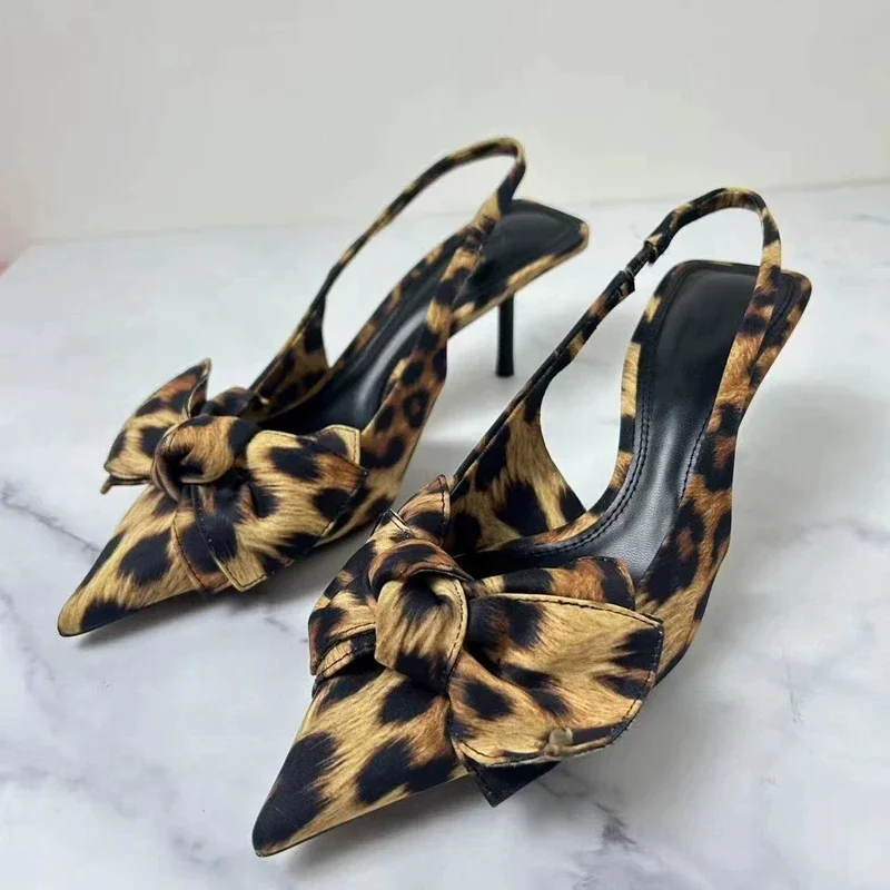 Escarpins à talons pointus en motif zèbre avec sangle