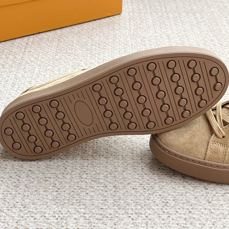 Рисунок 6 - Мужские замшевые кроссовки на шнуровке