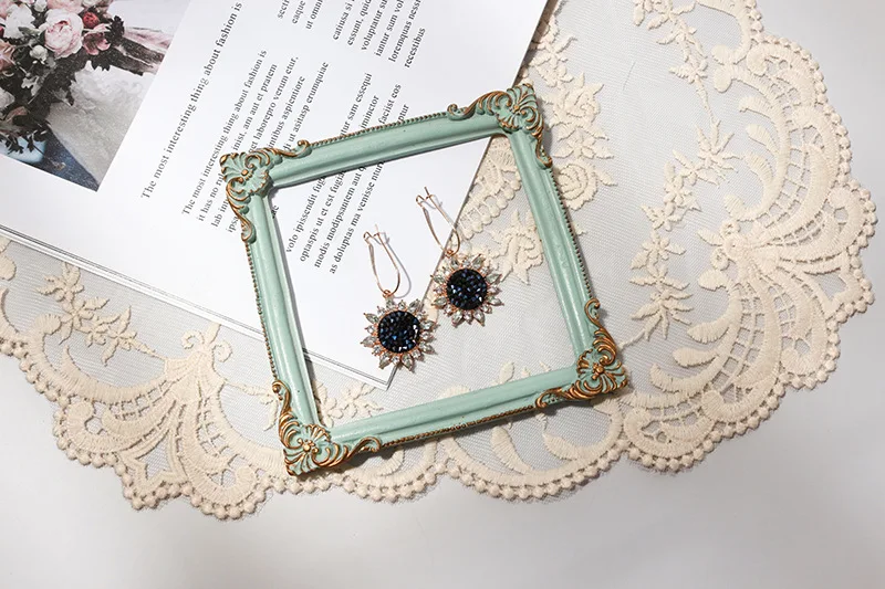 Description Picture 6 of itemLife Photo Shooting ins Photography Props Retro Photo Frame Studio Accessories for Jewelry Ring Necklace Earrings Lipstick foto