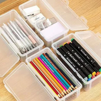 Una astuccio/scatola per cancelleria semitrasparente, di grande capacità, leggera e comoda per riporre gli articoli scolastici