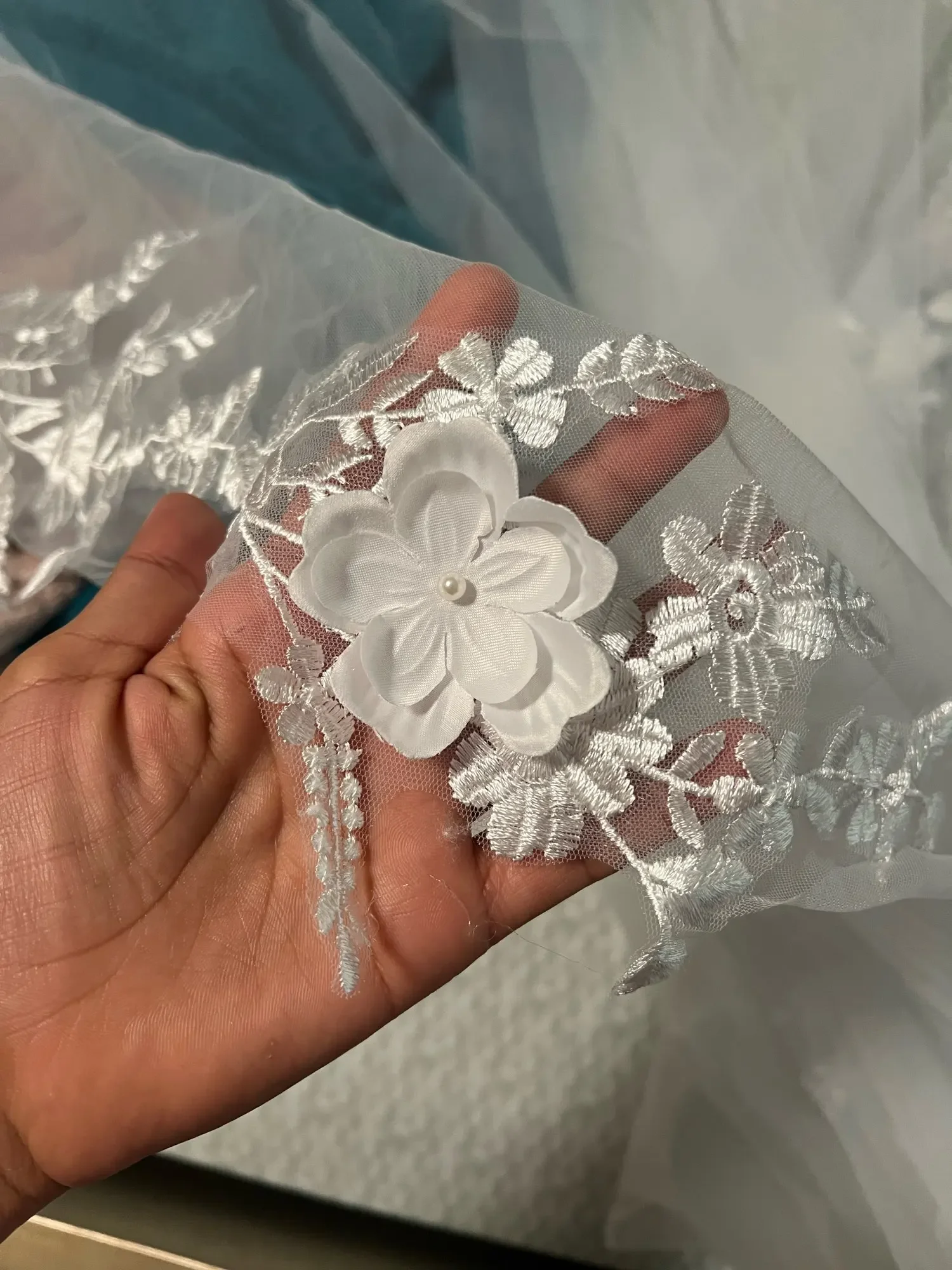 Wedding Veil With Comb 1 Tier Soft Tulle Scalloped Lace Pearls 3D Floral Petals Bridal Veils White Ivory Embroidery Custom Veil bridal veil