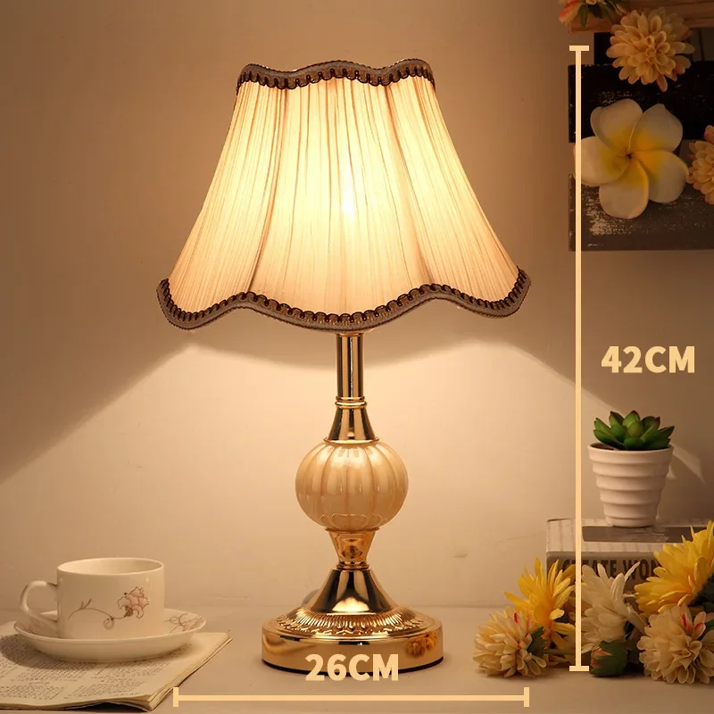 thumbnail image 1 of Lámpara de escritorio de cristal Simple de estilo europeo, lámparas de noche para dormitorio de tela Retro, luz de mesa de hierro forjado clásica, iluminación nocturna de lujo, 1 of 5