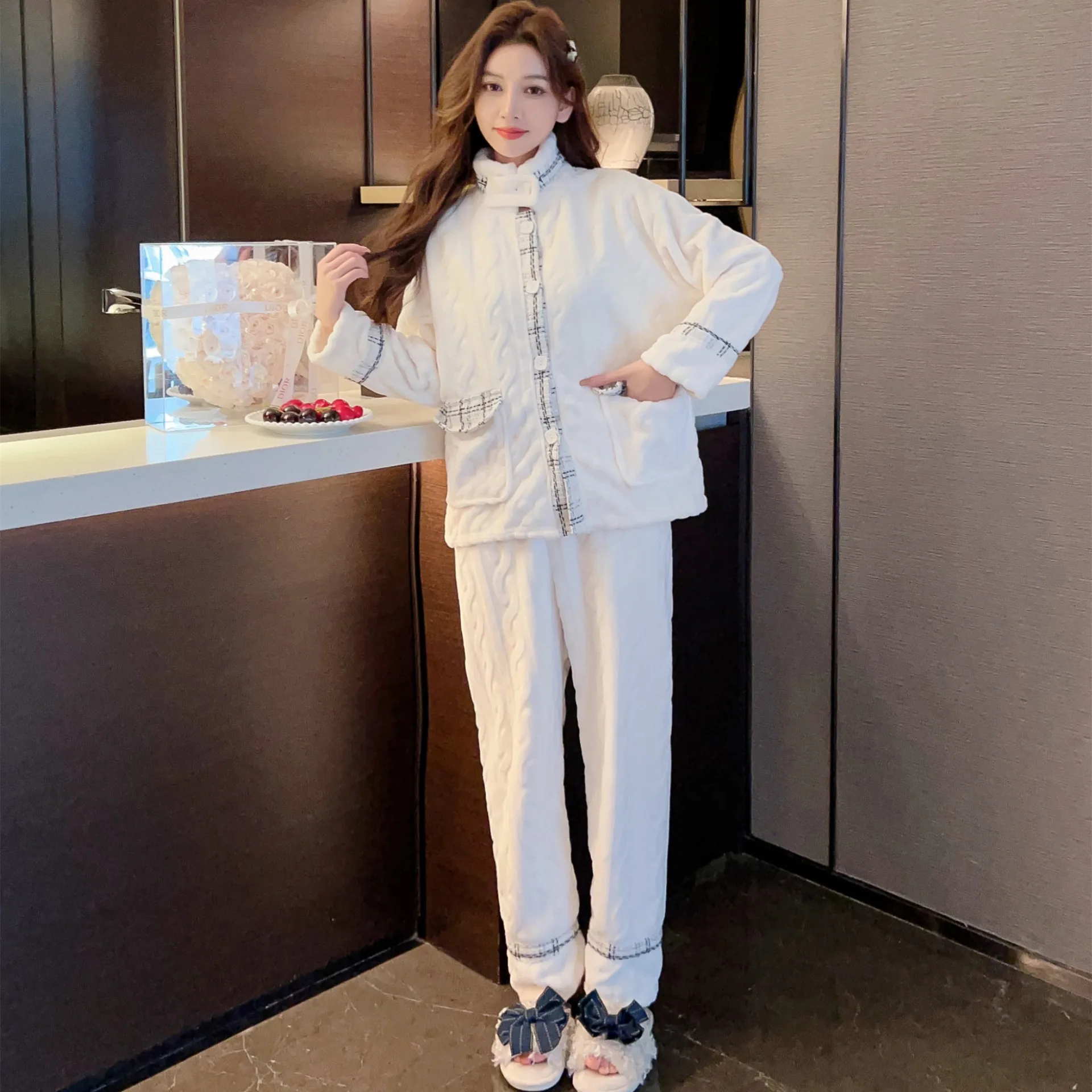 Fashionable pajamas for women in winter, new flannel thickened and warm small fragrant home clothing