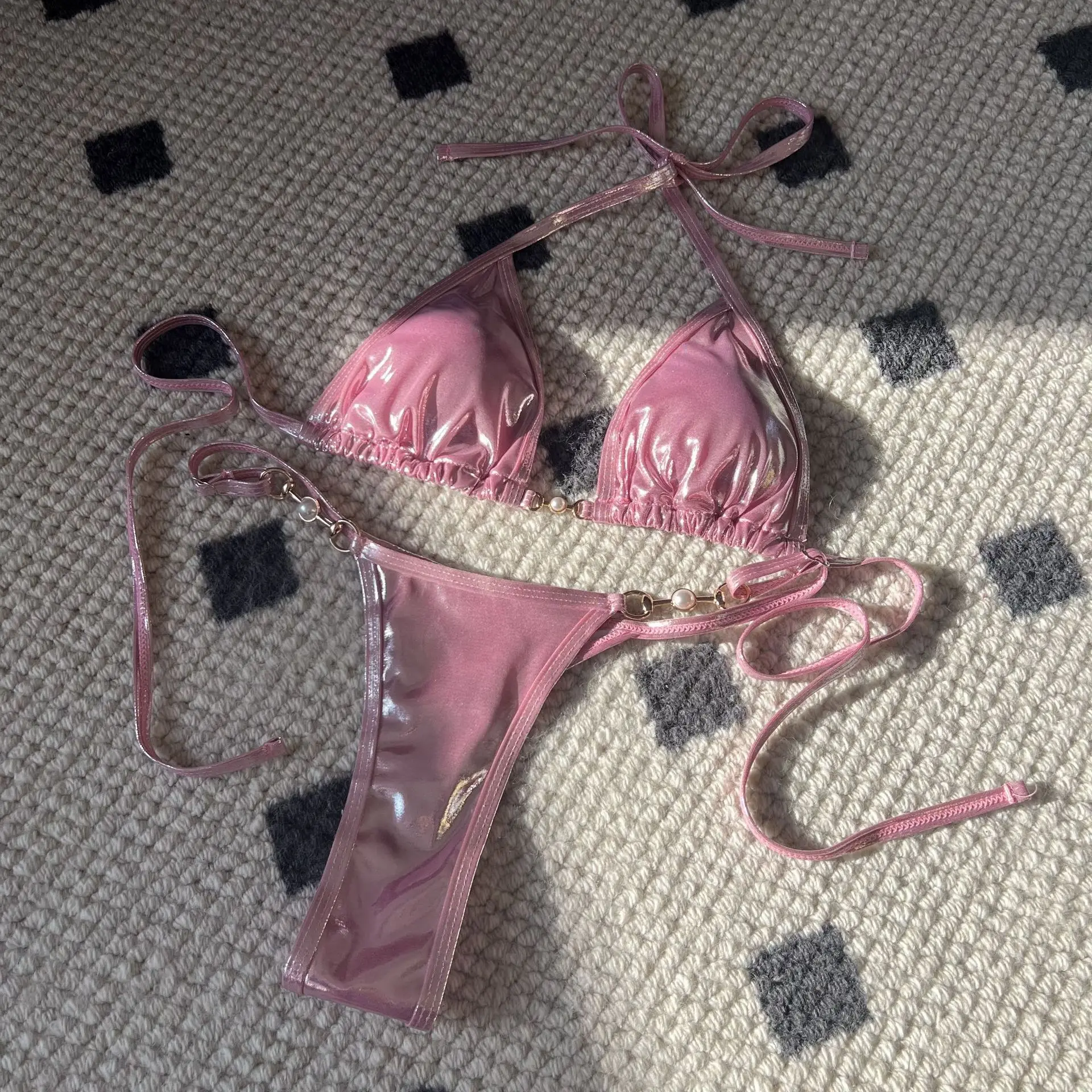 Micro bikini rosa lucido side view