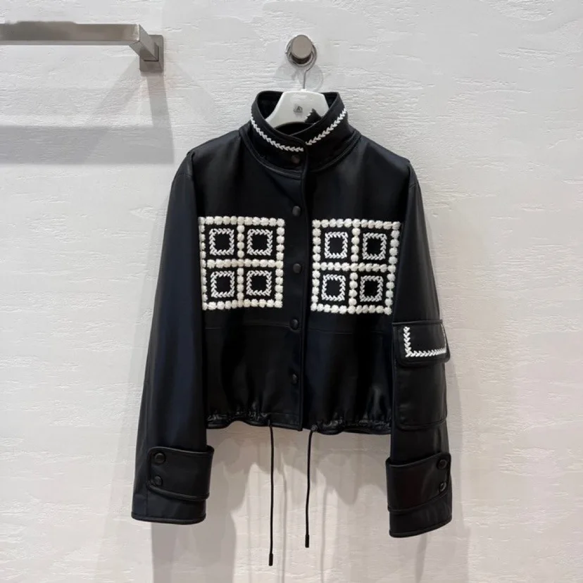 

Куртка женская из натуральной овечьей кожи с вышивкой и воротником-стойкой