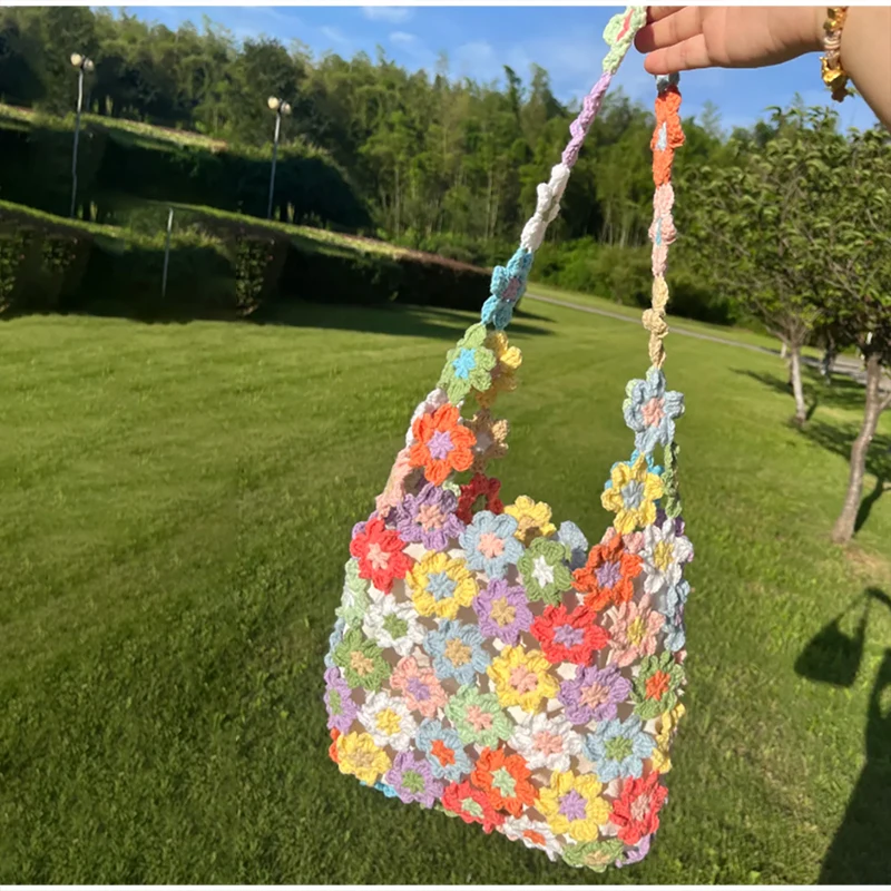 Handgefertigte Häkel-Regenbogenblumen-Patchwork-Tasche mit Lochmuster, Gestrickte Schultertasche, Gewebte Handtasche mit Künstlichen Blumen – Detail 7