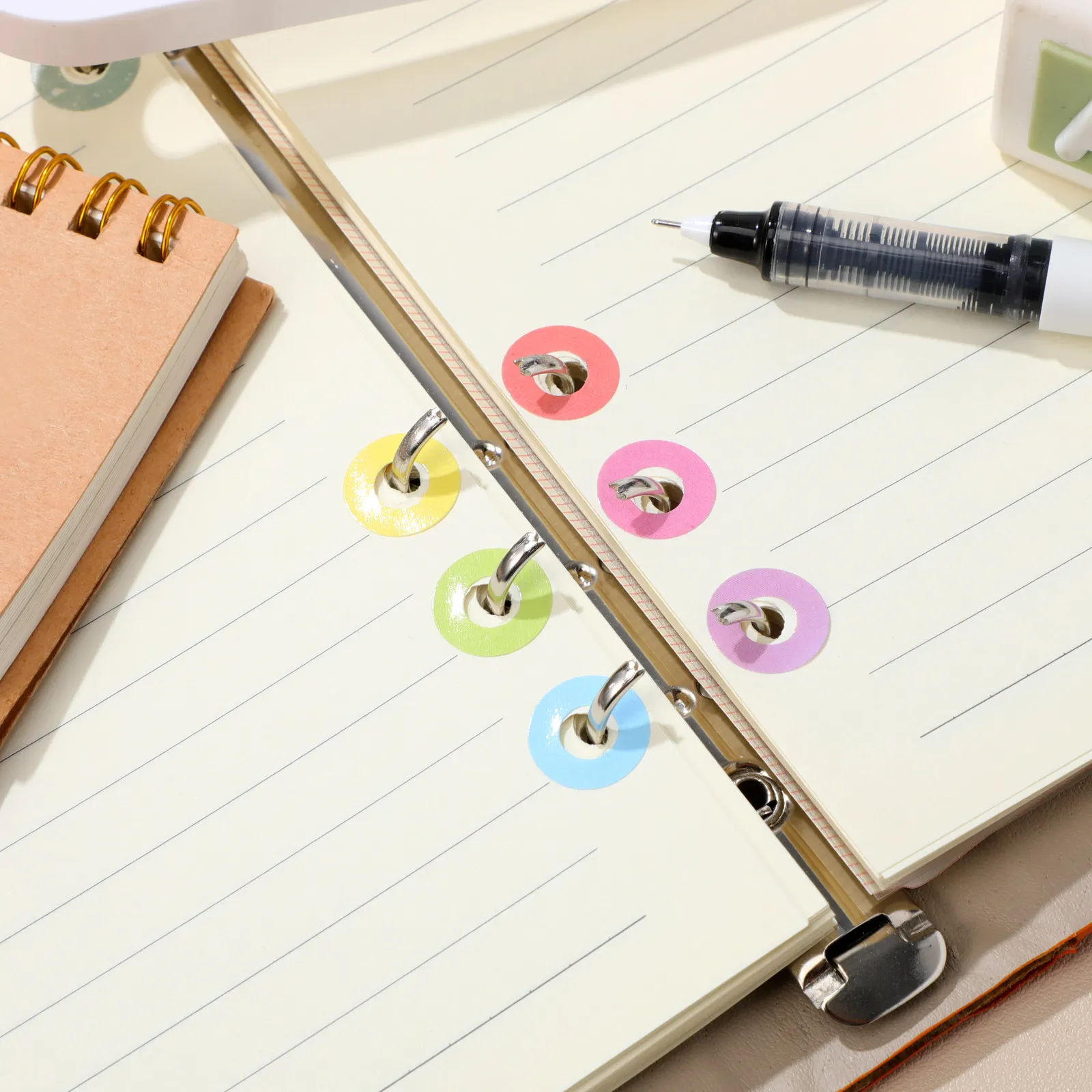 12 시트 홀 펀치 보호 스티커 찢어지지 않는 플라스틱 원형 보강 라벨(루즈 리프 종이 노트북용)