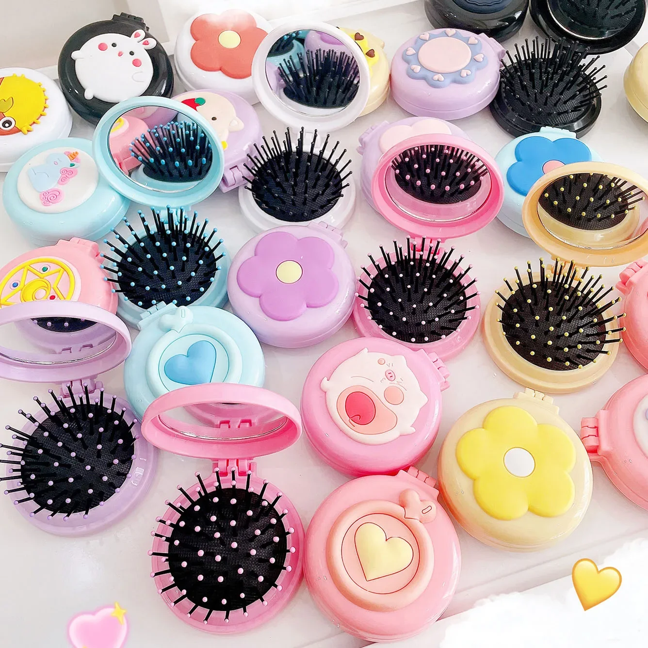 مشط تدليك قابل للطي على شكل حيوانات كرتونية لطيفة للفتيات الصغيرات مع مرآة مكياج للأطفال أثناء السفر وفرشاة شعر بلاستيكية محمولة
