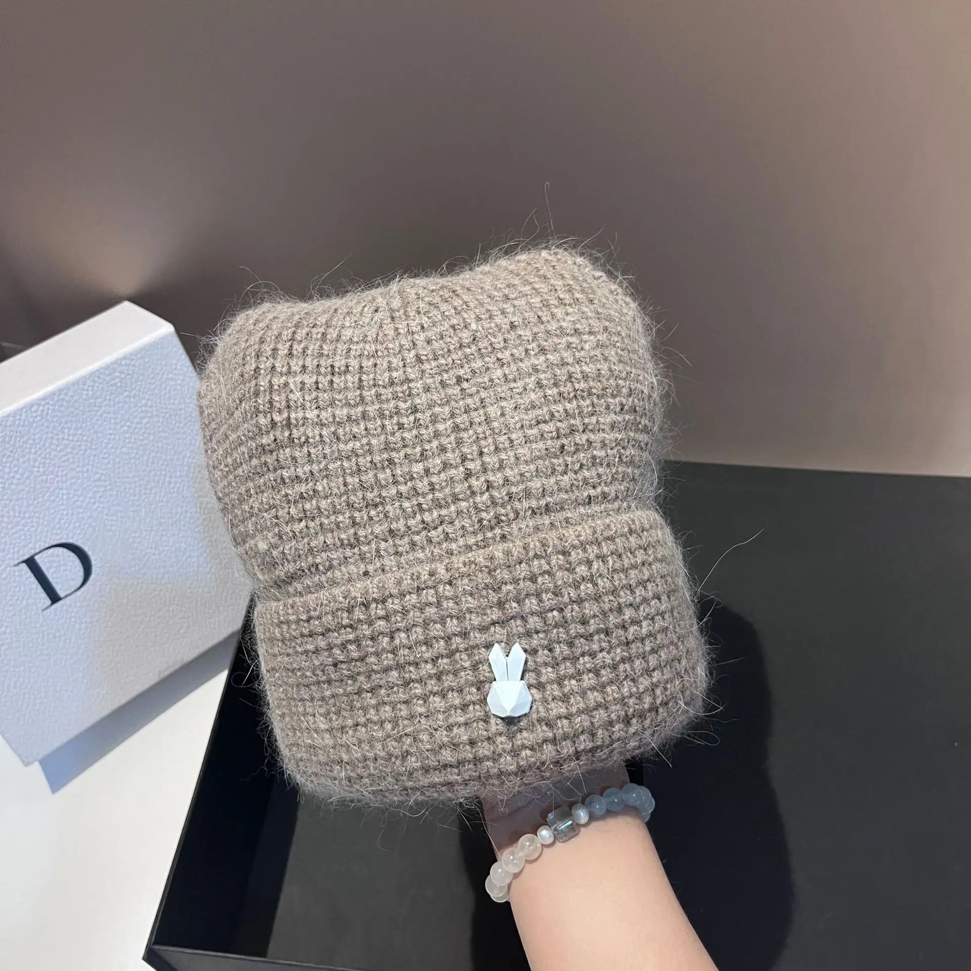 Autunno e inverno nuovo cappello lavorato a maglia in pelliccia di coniglio scozzese moda orecchie di coniglio carino caldo morbido cappello di lana glutinosa da donna
_voghion.com