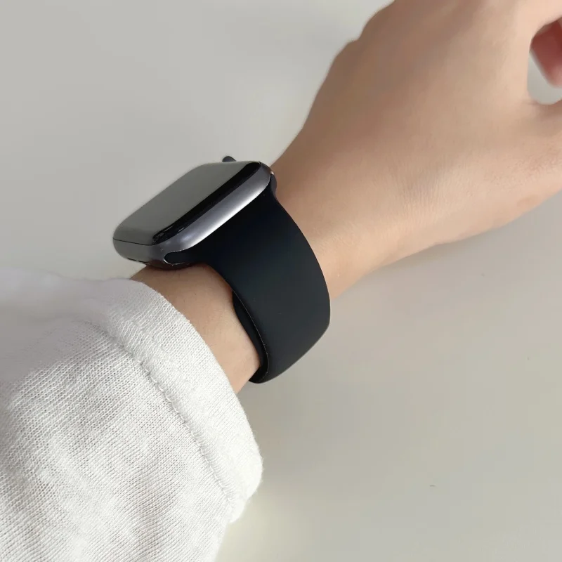 Silicone Sport Band for Apple Watch - Versatile and Durable Strap Accessory