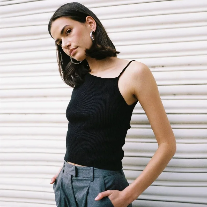 Camiseta negra de moda acanalada para mujer, jersey de espagueti, informal, de retazos, sin mangas, verano 2025, top ajustado para mujer