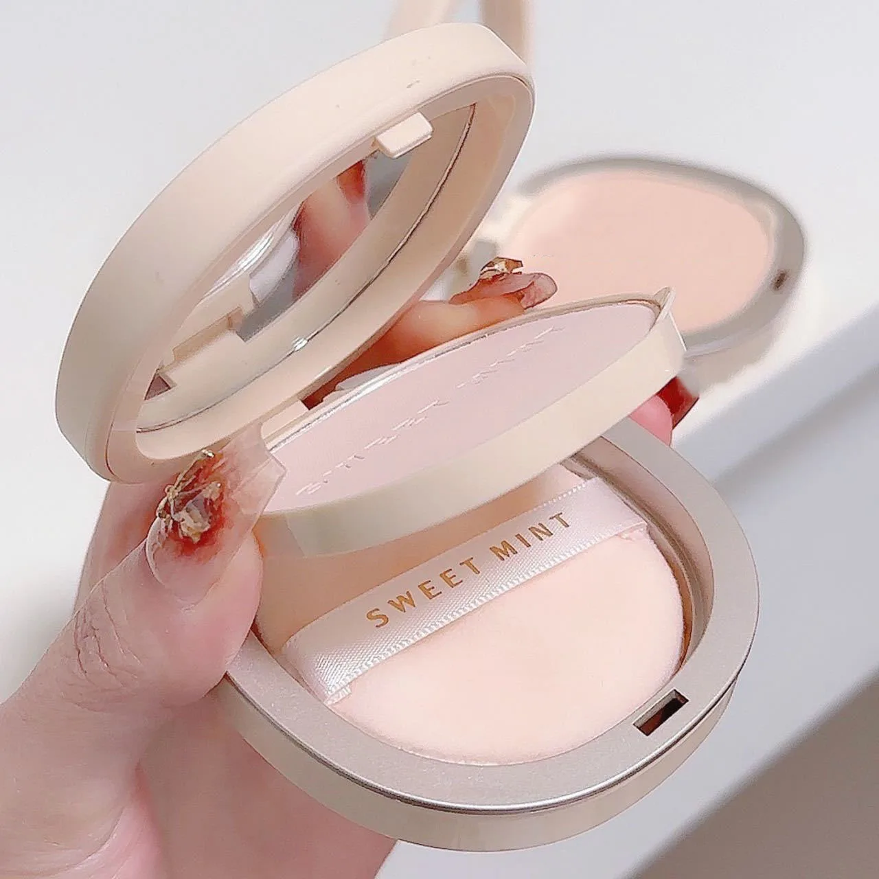 Pressed Powder Transparent Brighten Oil Control Waterproof Concealer Lasting Natural Face Makeup Setting Powder Cosmetic pressed powder foundation setting powder