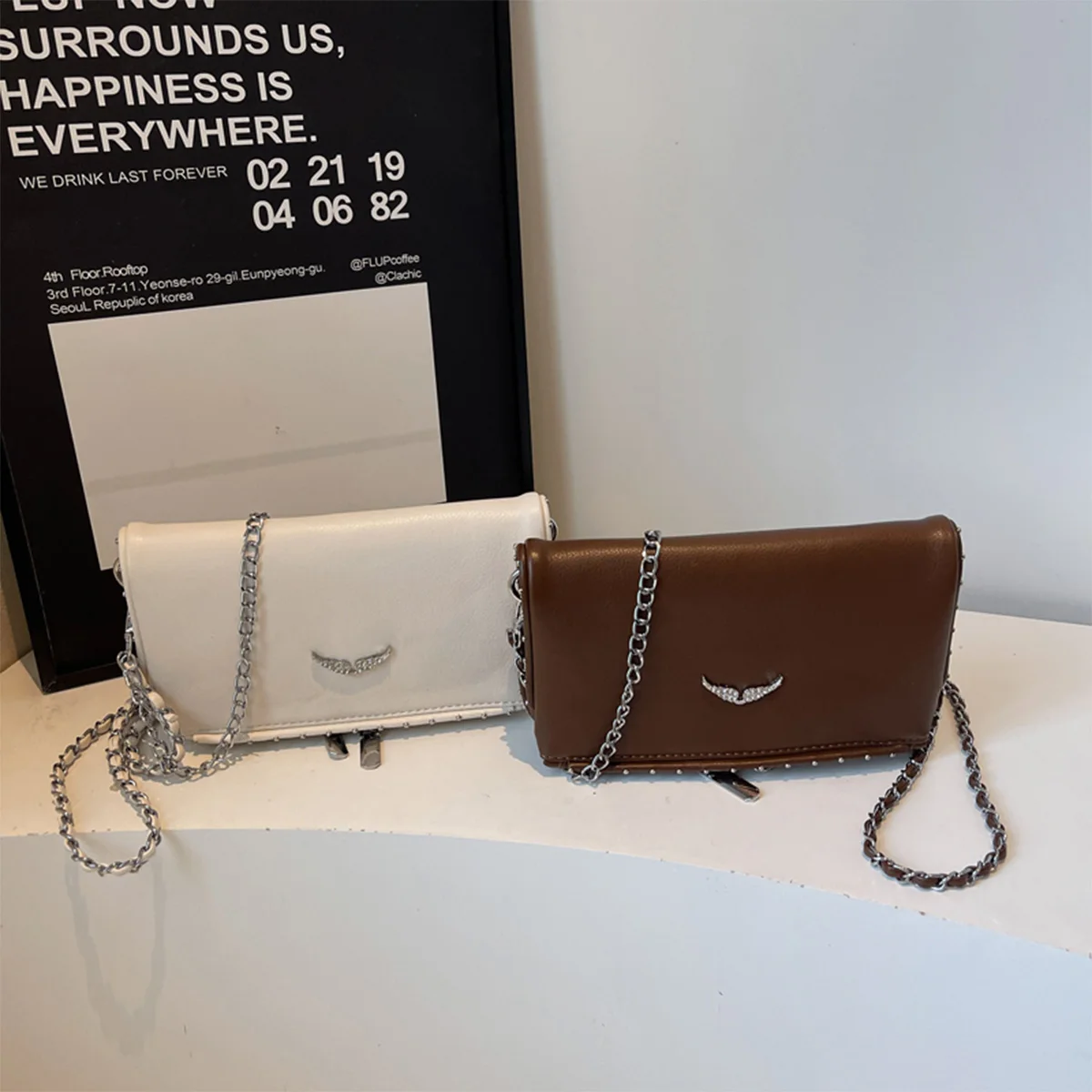 Luxuriöse Umhängetasche Einfarbig PU Flügel-Logo-Design Leichtgewichtig Magnetisch Verstellbarer Kettengurt Handtasche für Reisen und Pendeln