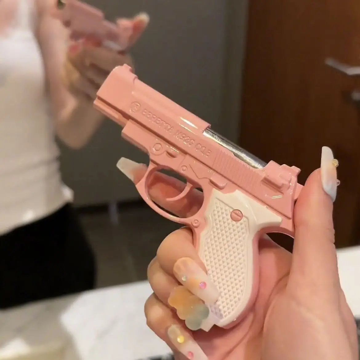 GUN 写真付きピンクストラップ Streetwise Pink Smart Keyring Stun Gun with Touch Sensing Safety