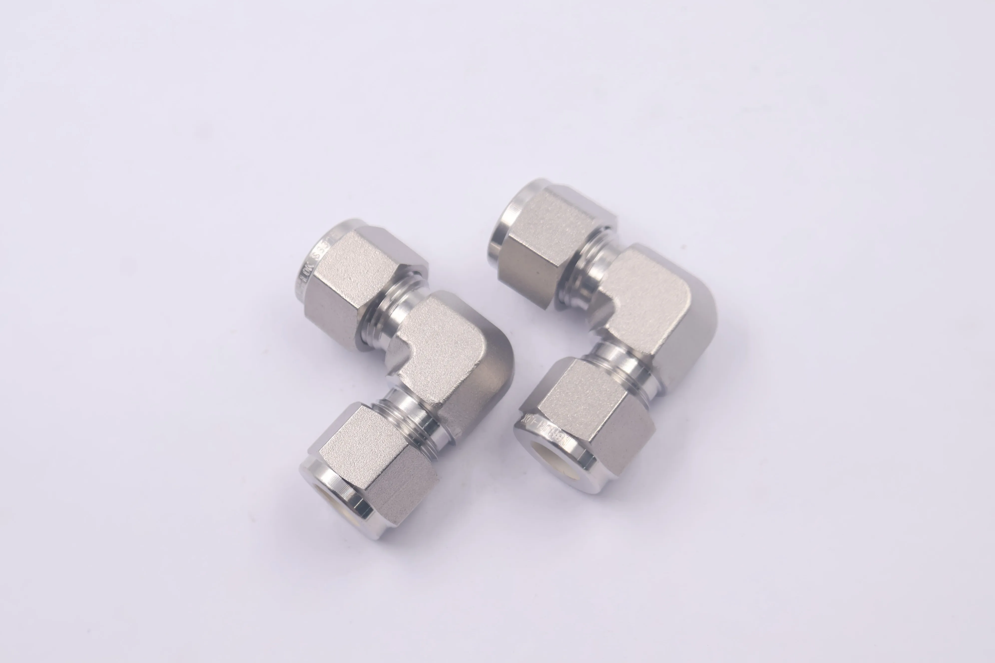 SS-600-9, Stainless Steel Tube Fitting, Union Elbow, 3/8 in. Tube OD, Can Combination with Swagelok
