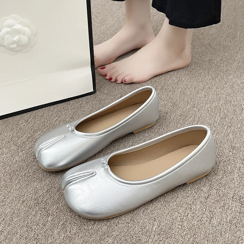 Fashion Design Women's Flat Split Toe Shoes Women Microfiber Leather Comfortable Flat Split Toe Slippers Soft Sole Loafers 4