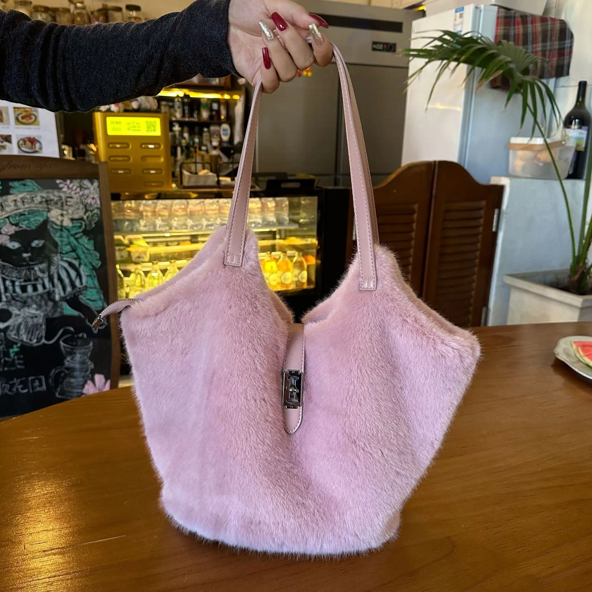 New Plush Handbag for Autumn and Winter 2025 Luxury Soft Half Moon Bag Faux Fur Underarm Bag Cute Lockable Single-shoulder Bag