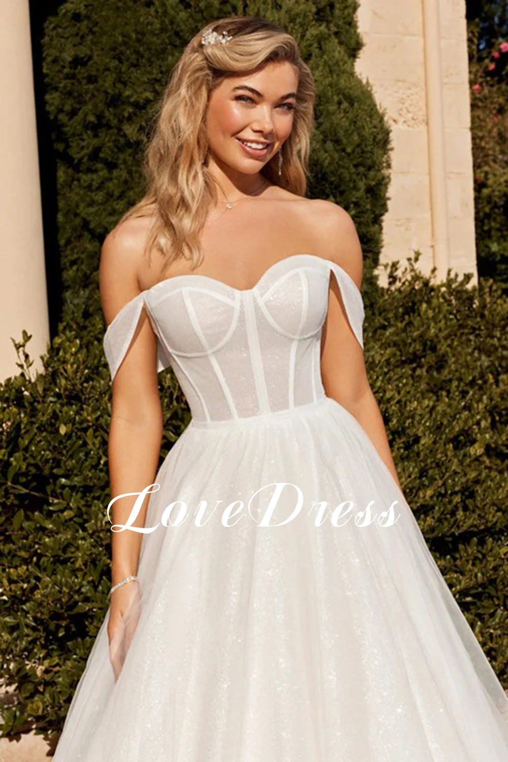 Рисунок 4 - Женское свадебное платье со шлейфом