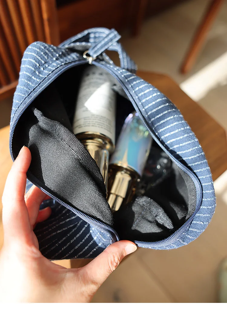 Klassisch gestreifte tragbare Kosmetiktasche mit großem Fassungsvermögen, Baumwoll-Leinen-Stoff, dunkler Reißverschluss, tragbare Aufbewahrungstasche für Hautpflege und Reisen – Detail 11
