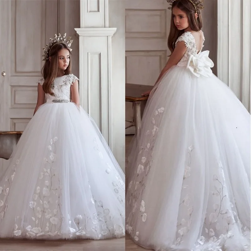 

Elegant White Lace Appliques Flower Girl Dresses For Wedding 2023 Crystal Beaded Pageant Cap Sleeves O-Neck First Communion Gown