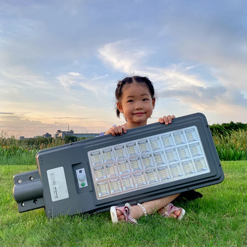 Outdoor All In One Lampione Solare 200W 300W Prodotti Led Lampione Solare Commerciale