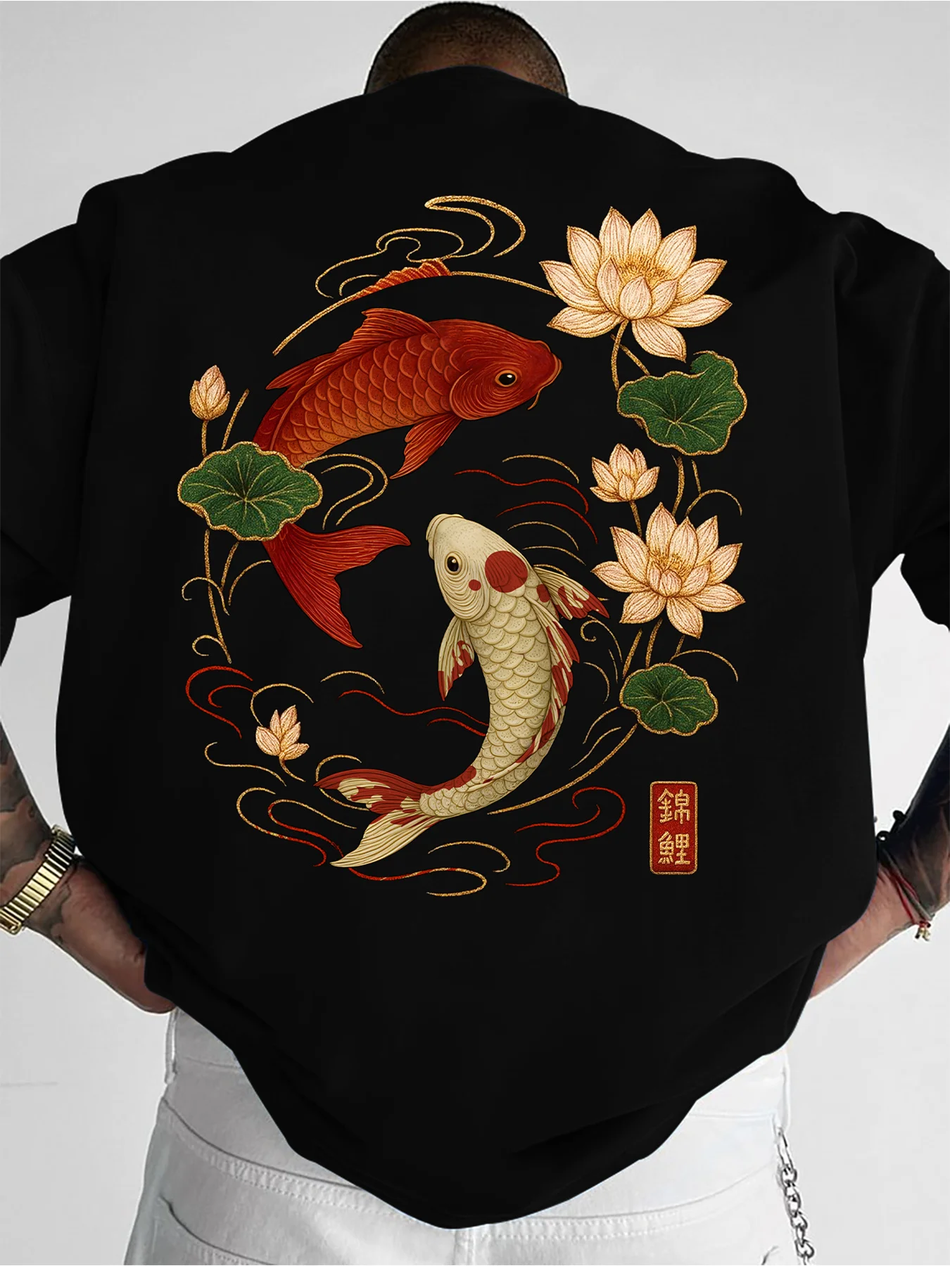 Stilvolles 100% Baumwoll-Herren-T-Shirt mit Rot-Weißem Koi- und Lotus-Design, Ideal für Sommerliche Alltagskleidung