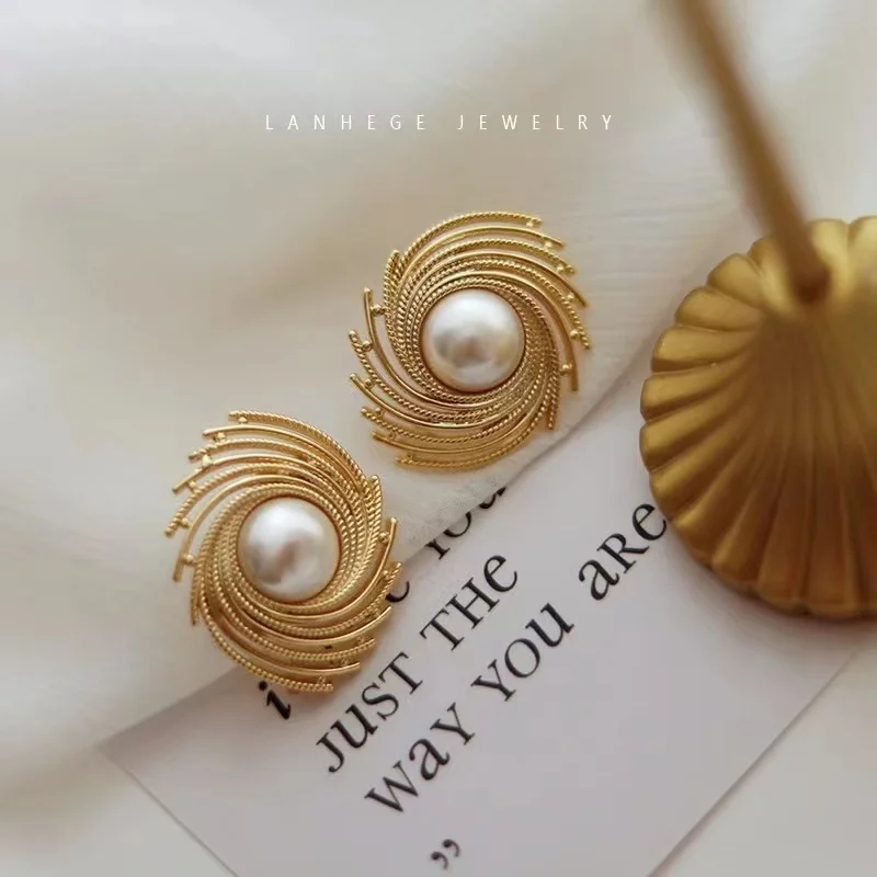 

European and American senior sense ear studs retro texture pearl birthday party fashion earrings