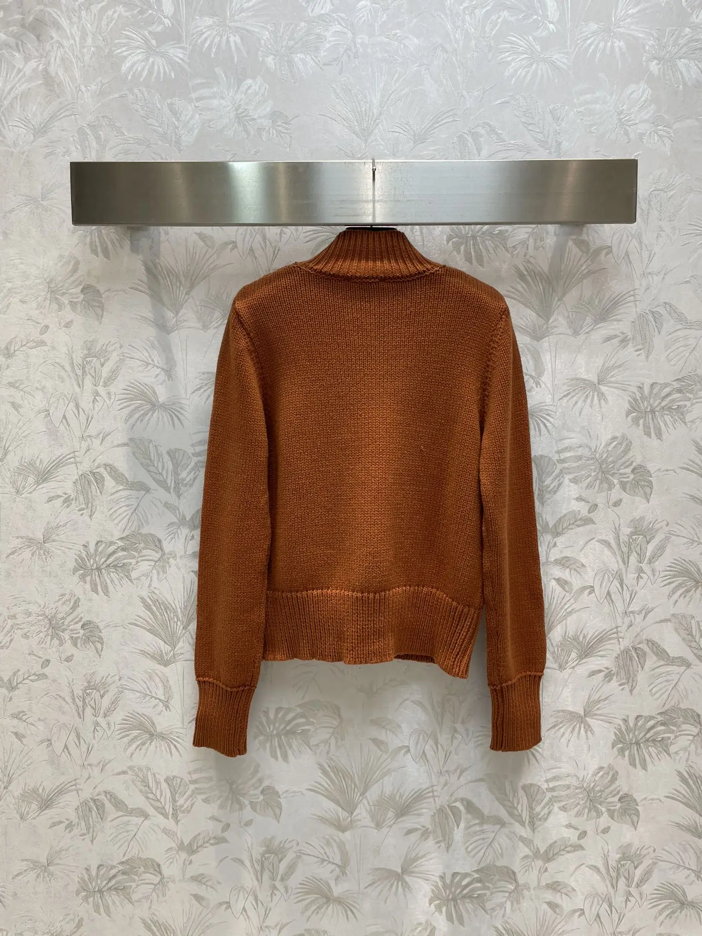 Рисунок 2 - Женский свитер на пуговицах