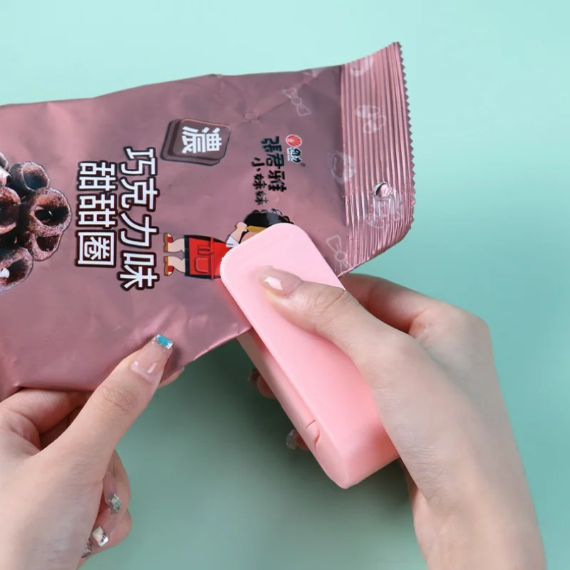 Portable-Bag-Heat-Sealer-Plastic-Package-Storage-Bag-Clip-Mini-Sealing-Machine-Handy-Sticker-Seal-for.jpg Hordozható Táska Hőhőzési Tömítés Műanyag Csomagoló Klip Mini Tömítőgép Praktikus Matrica Pecsét Élelmiszer Snack Konyhai Eszközökhöz - Image 4