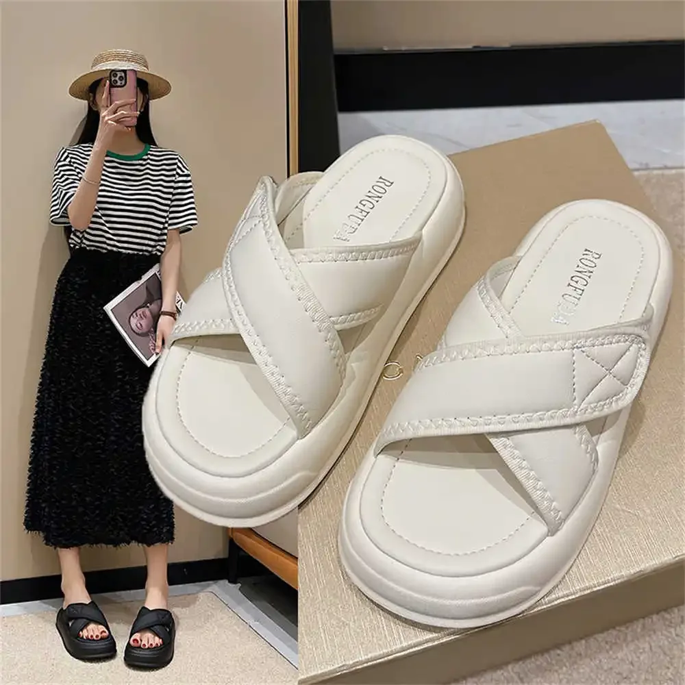 Chunky House White Basketball Women Sandalo Luxury Woman Shoes Pantofole House Sneakers Fornitori Sportivi Tenis High Brand