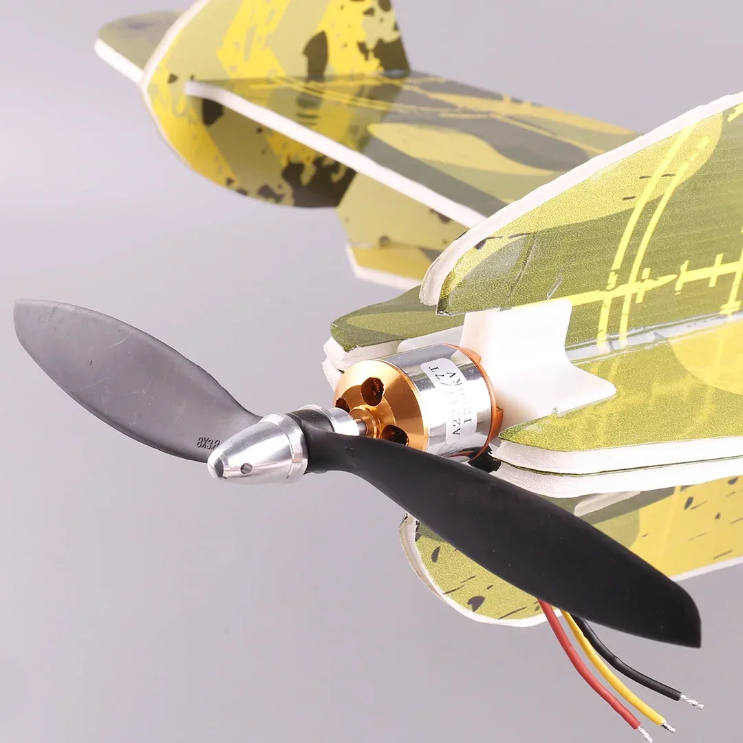 Moteur Brushless A2212 pour drone posé sur une surface noire avec des hélices à côté