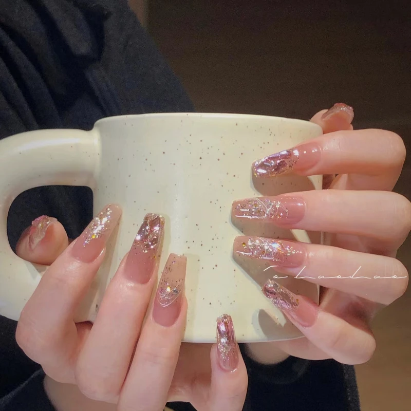 

Goddess Bao Shan fake nails wears a white manicure by hand.