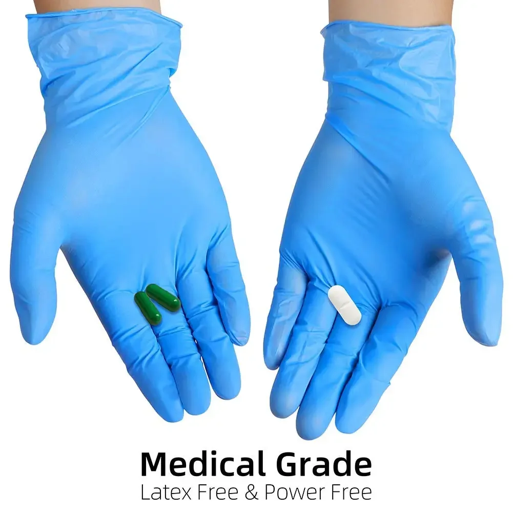 Mains portant des gants jetables vinyle sans latex, en situation d'utilisation pour un soin ou une manipulation.