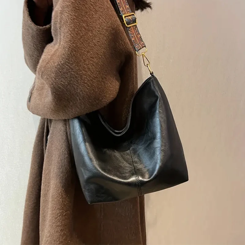 New style women's and men's vintage high-end texture tote bags with large capacity and single shoulder strap.